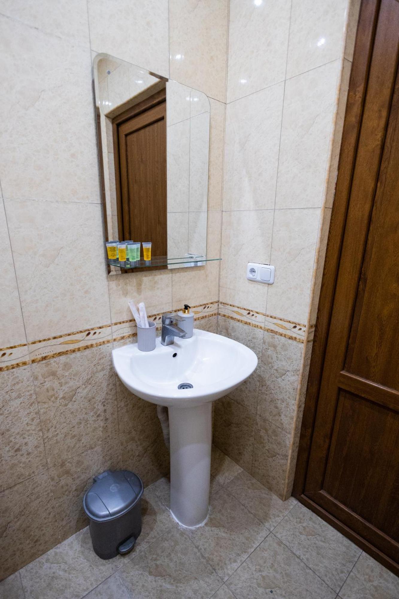 Yan Hotel Erivan Exterior foto