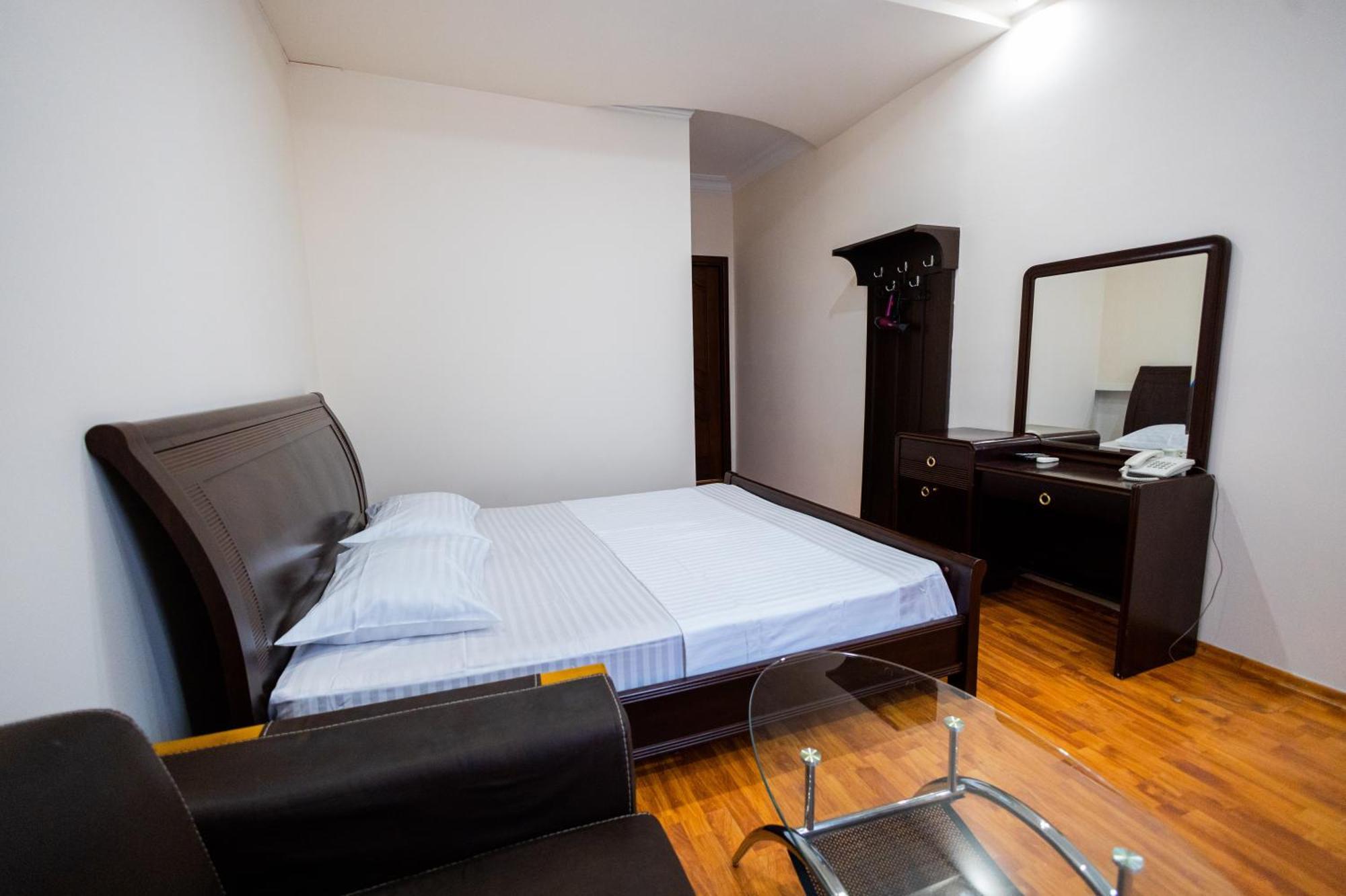 Yan Hotel Erivan Exterior foto